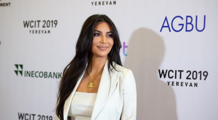 Kim Kardashian studies with flash cards!