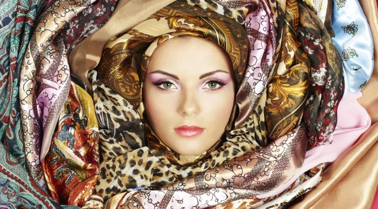 This Trend Comes From 1950: How To Wear Your Favorite Scarf