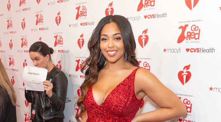Jordyn Woods likes to point out her curves!