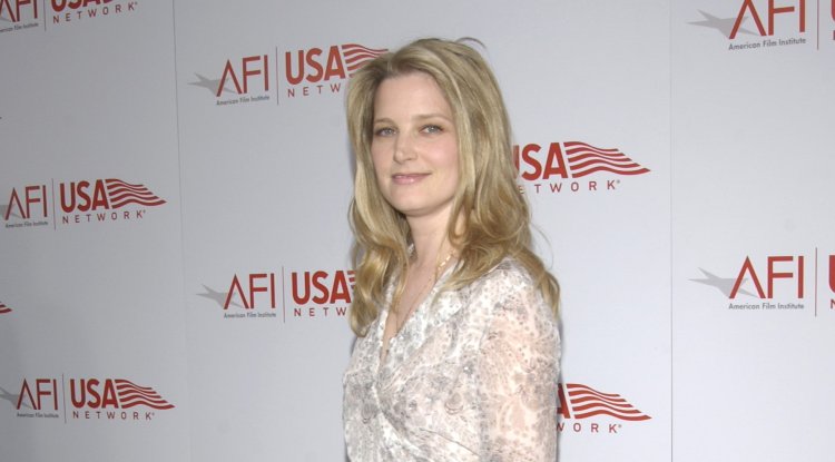 No one can recognize Bridget Fonda!