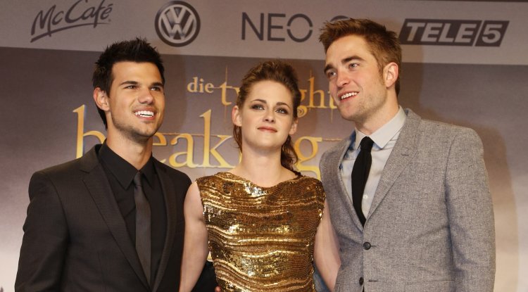 "Twilight" director about 'ILLEGAL' kiss!