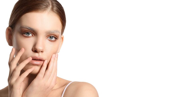 Bleached eyebrows-new bizarre fashion trend