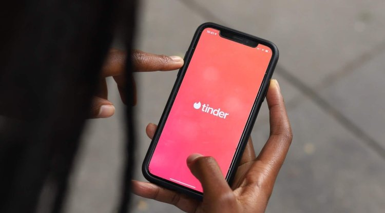 Tinder Swindler's girlfriend: 'He isn't guilty'