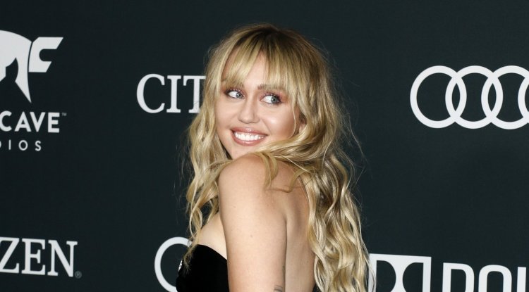 Miley Cyrus on vacation with new boyfriend!