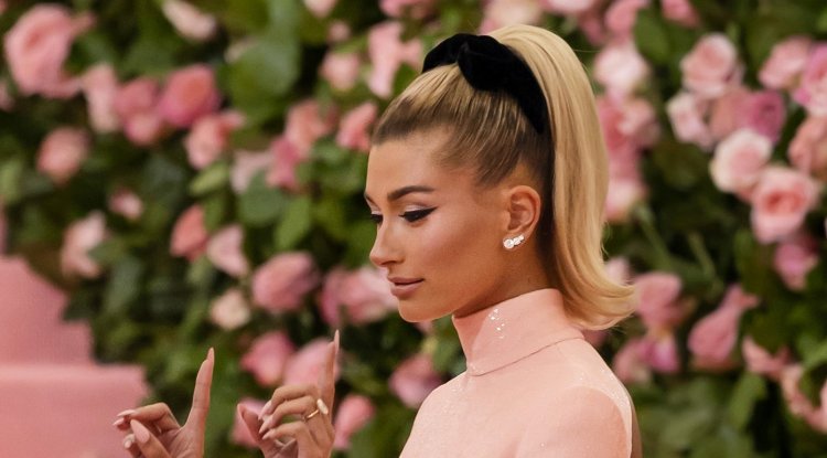 Hailey Bieber arrived at Paris Fashion Week