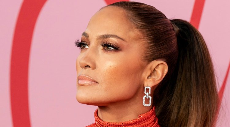 This is J Lo's REAL FACE without makeup!