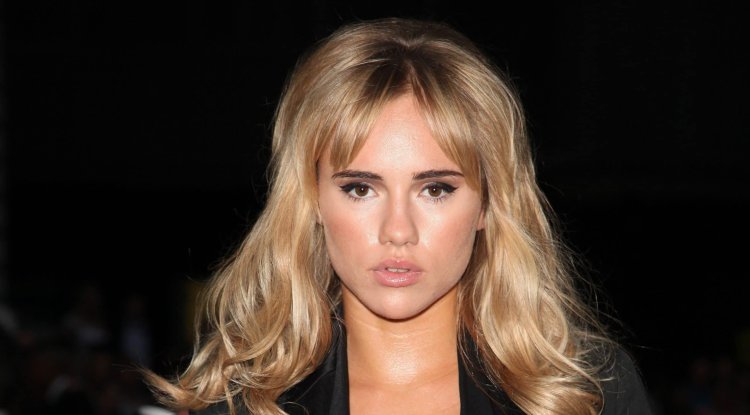 Who is Robert Pattinson's girlfriend?