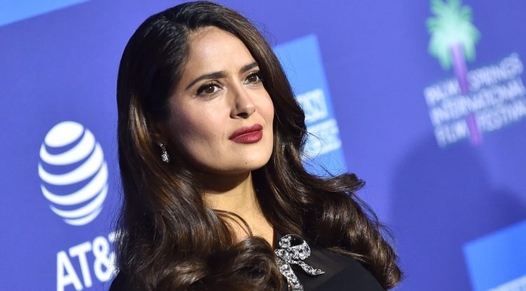 Salma Hayek’s dress revealed her great legs!