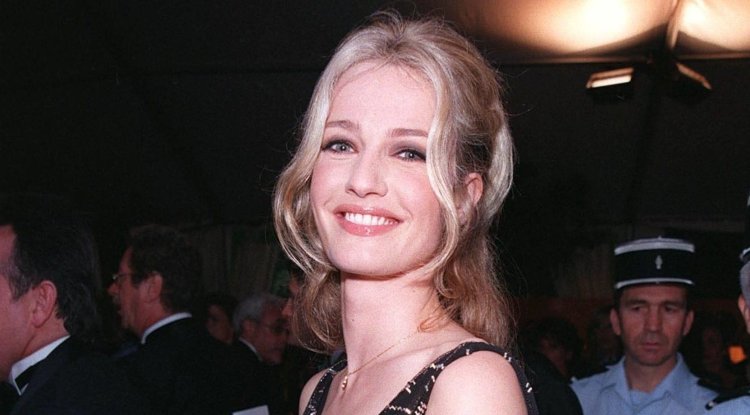 Where is today beautiful Karen Mulder?