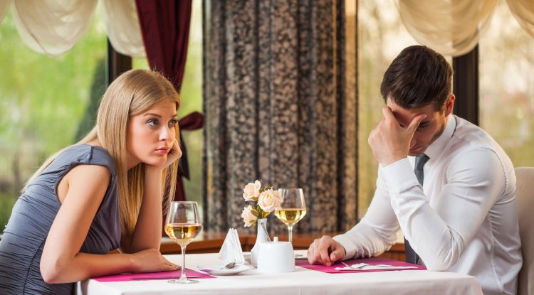 Weird things that people often do on first date