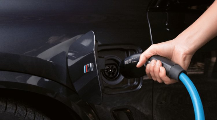 BMW shows details of the i7 with 8K screen