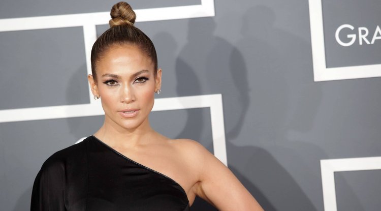 J Lo has the MOST BEAUTIFUL JEANS OF THE SEASON