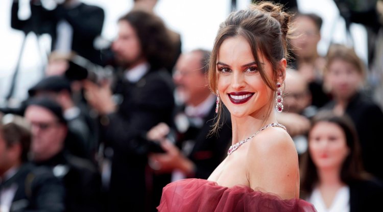 How does Izabel Goulart exercise?