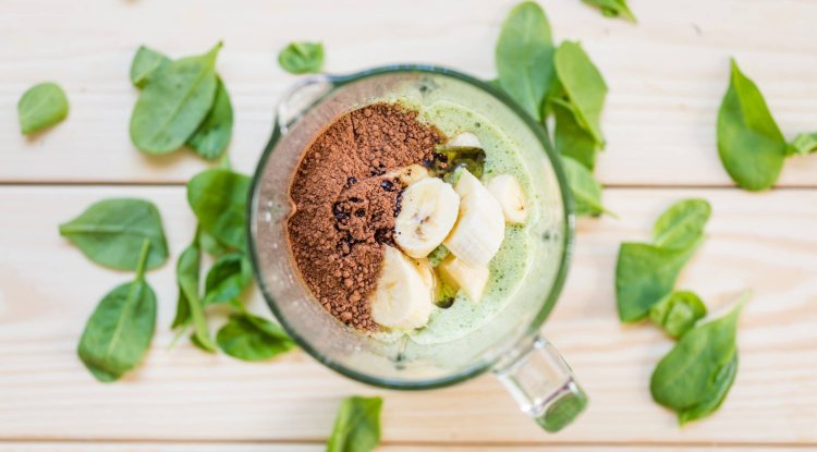 A banana, spinach and cocoa smoothie!