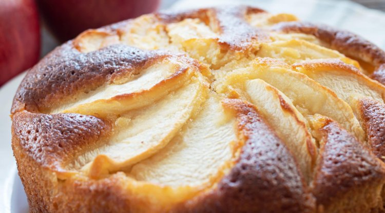 Delicious cake with apples and yogurt!