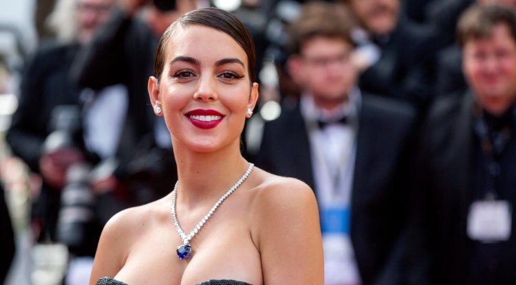 How much Cristiano pays to Georgina monthly?