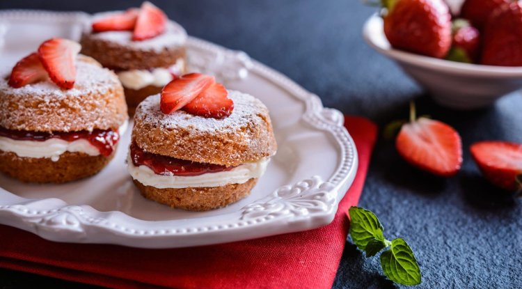 Amazing sponge cakes with strawberry jam