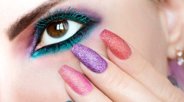 Highlight your eyes with colored mascara