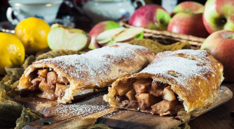 Cake with apple and cinnamon!