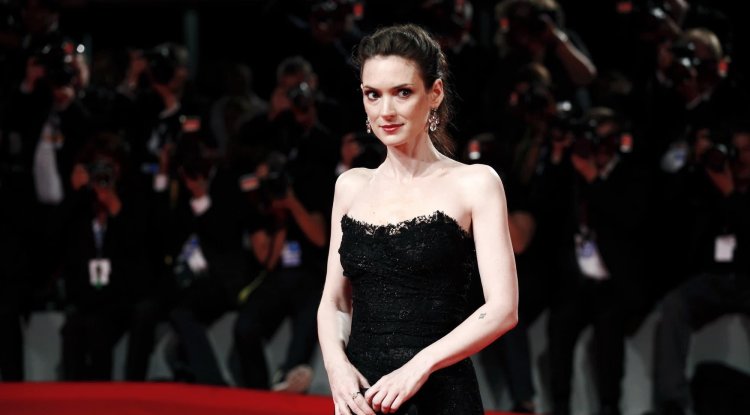 Winona Ryder defends Johnny Depp!