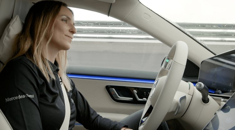 Mercedes-Benz offers highly automated driving 