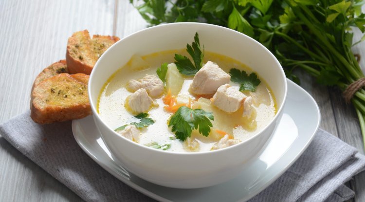 Spring cream soup with chicken and vegetables