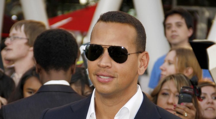 JLo’s ex-fiancé caught with a mysterious lady!