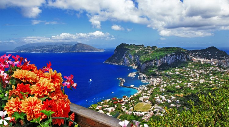 EXPERIENCE THE LUXURY OF THE ISLAND OF CAPRI