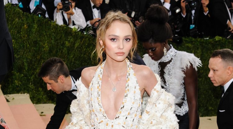 Lily-Rose faces attacks because of her father!