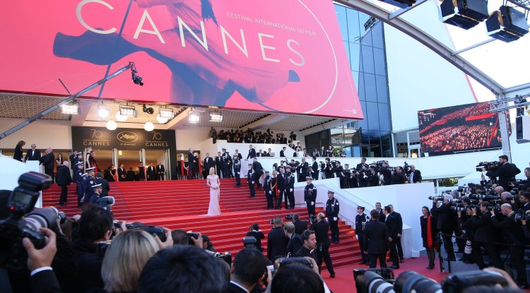 Scandal: Naked women on the red carpet!