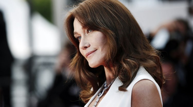 Carla Bruni in magnificent lilac edition!