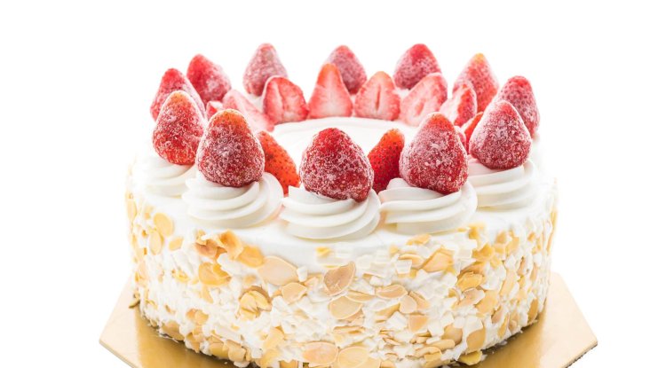 Ice cream cake with strawberries