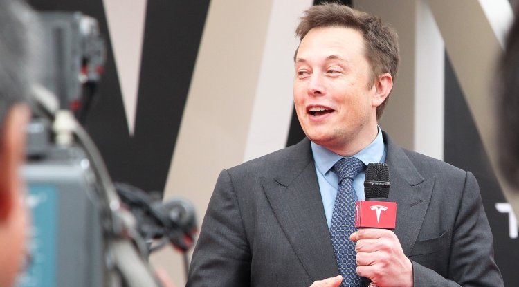 Elon Musk spotted with new girlfriend!