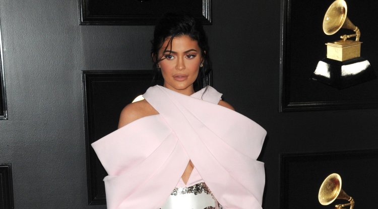 Kylie Jenner caught without make-up!