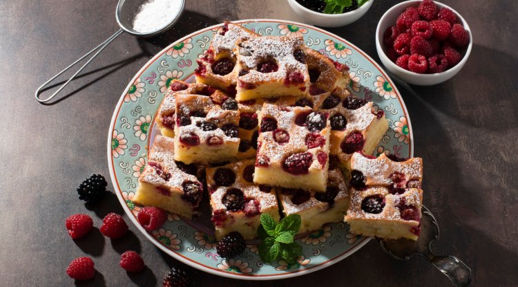 Cake with yogurt and blackberries