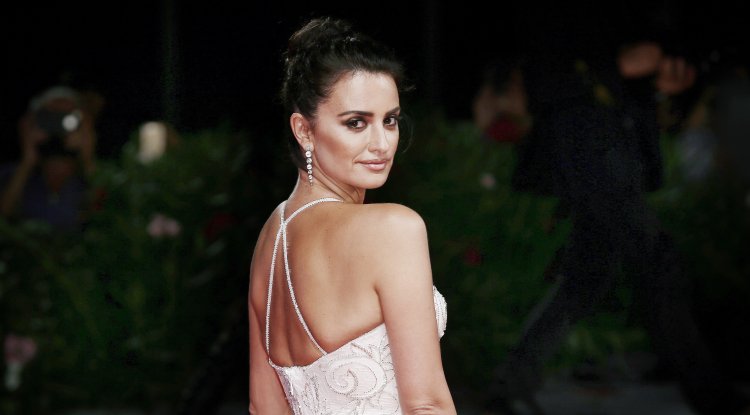 Who destroyed Penelope Cruz' Walk of Fame star?