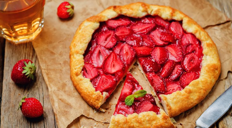 Crispy galettes with strawberries