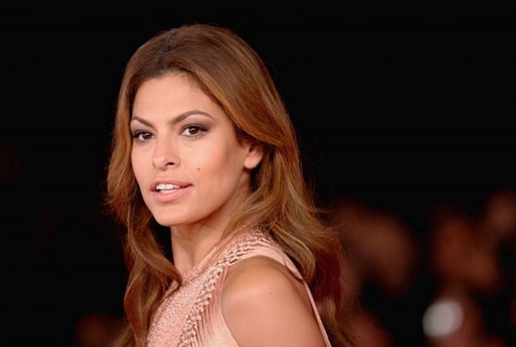 Eva Mendes thought her face was "weird"?!