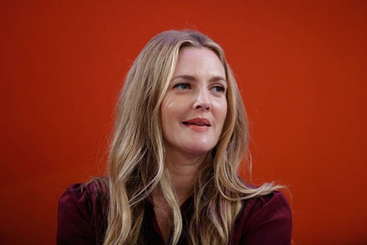 Drew Barrymore got tattooed during her show!
