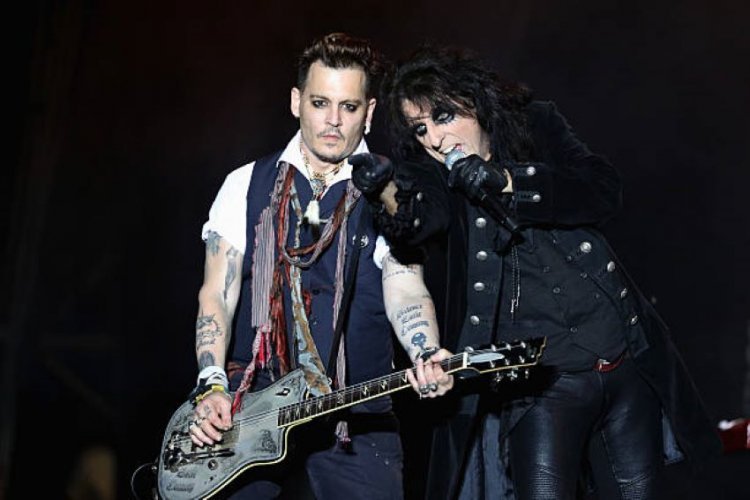 Alice Cooper defends Johnny Depp!