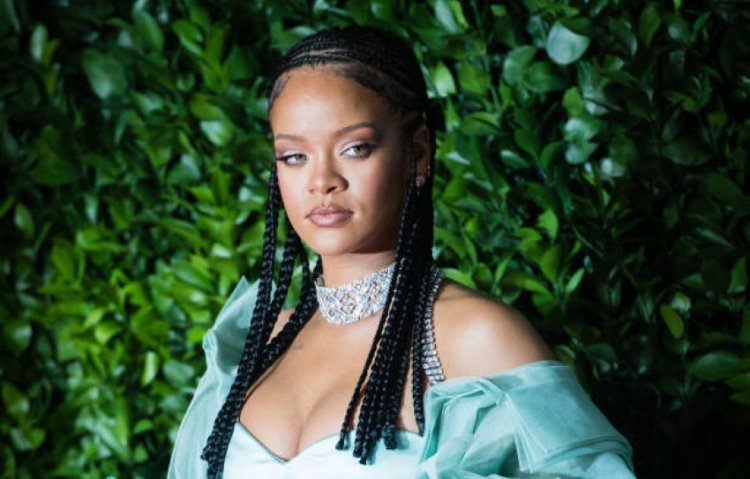 Rihanna takes photos in her underwear and she looks amazing!