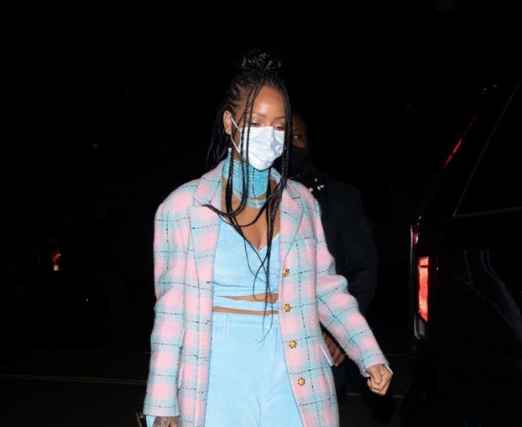 From coat to accessories: We want every part of this Rihanna vintage outfit!