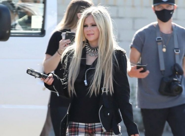 Avril never looked sadder on the music video set!