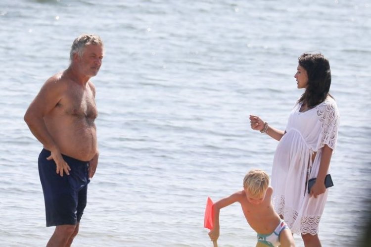 Alec Baldwin's wife showed a "sculpted" body on the beach!