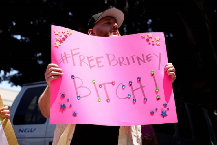Hundreds of fans came to support the pop star in front of the court in Los Angeles: "Free Britney"