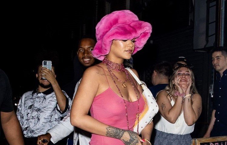 Rihanna forgot her bra!