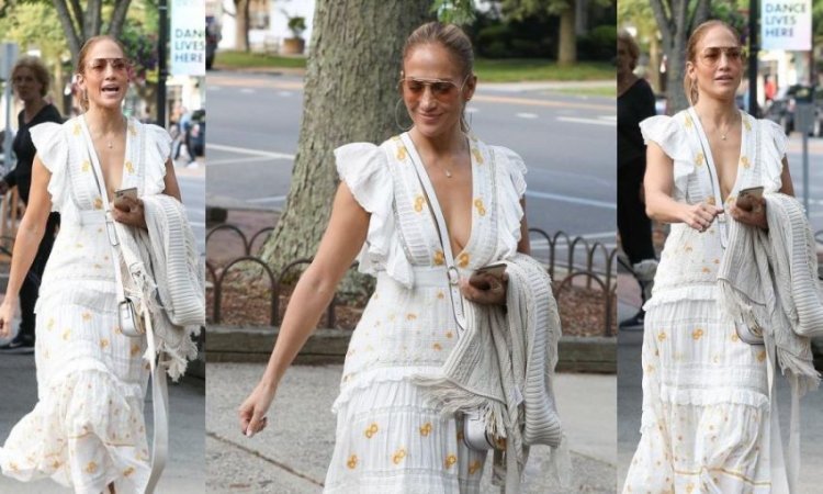 She looks great: Jennifer Lopez has the perfect summer dress and the trendiest sandals of the season!