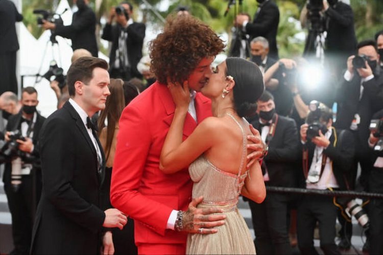They put on a real show by kissing on the red carpet!