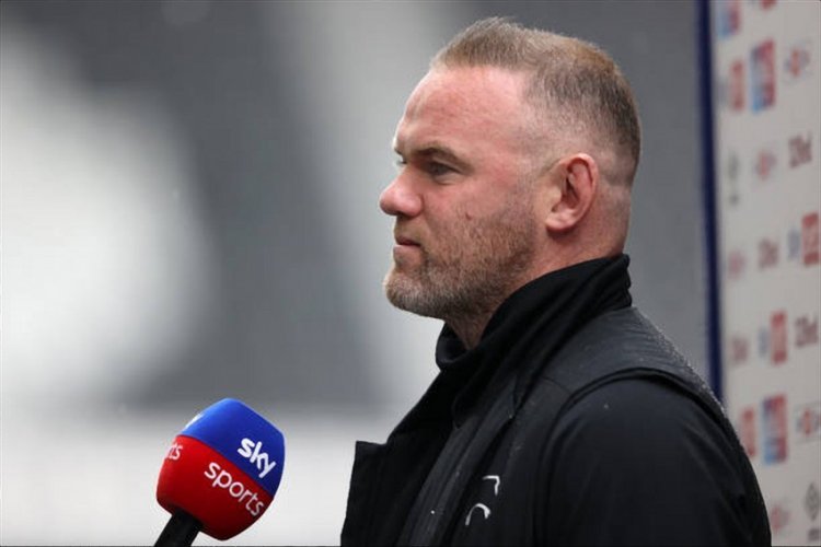 Wayne Rooney cheated on his wife again? He was in a hotel with three younger girls, and the police came