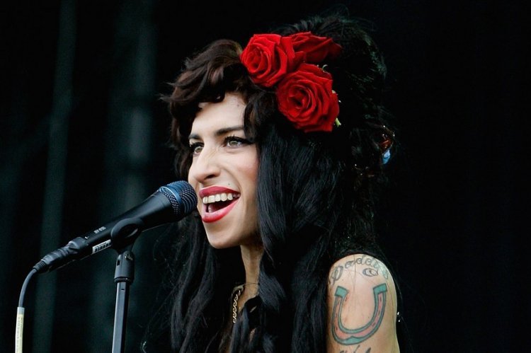 Amy Winehouse's best friends broke down in front of the camera while watching her old video, the story is too sad